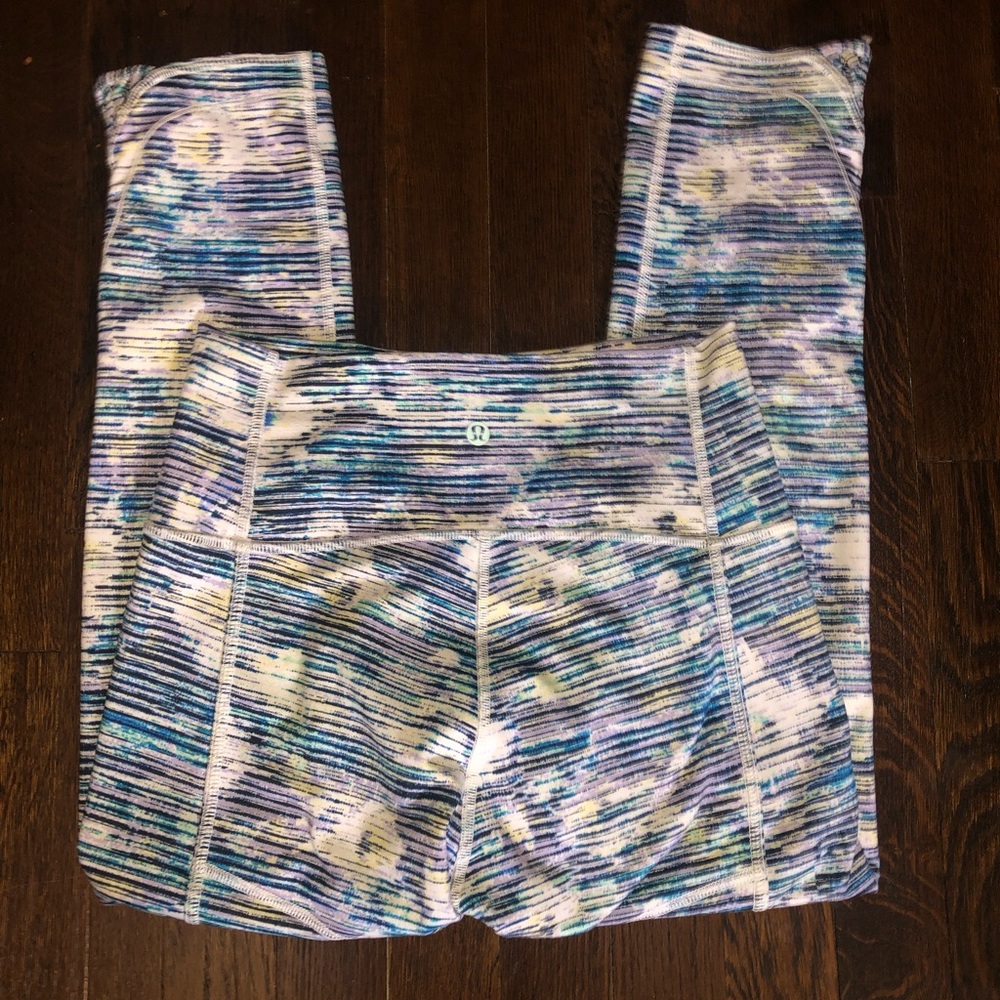 🫢LIKE NEW🫢 lululemon high waisted cropped leggings with detailed sides!